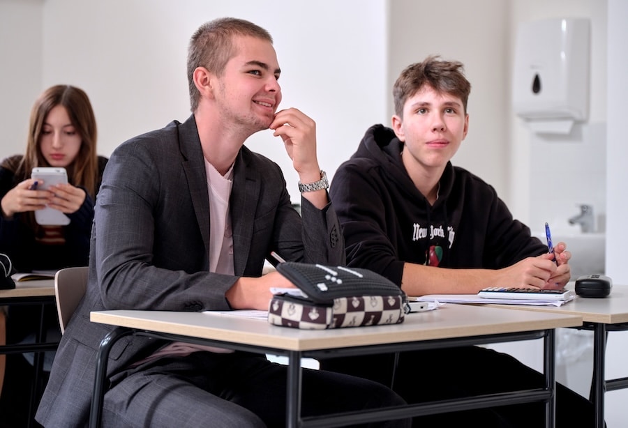 Don't miss Patrick Green's Digital Wellness Workshops on March 17th! Parents can attend the Family Tech Reset session, while students learn to manage screen time and tech habits for a healthier, balanced lifestyle.